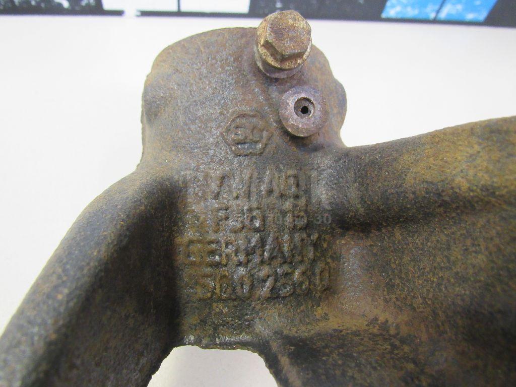 Кулак поворотный передний правый для  Audi V8 1988-1994