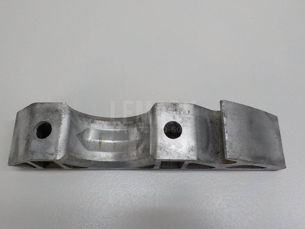 Кронштейн крепления переднего стабилизатора 7L0411063B VAG
