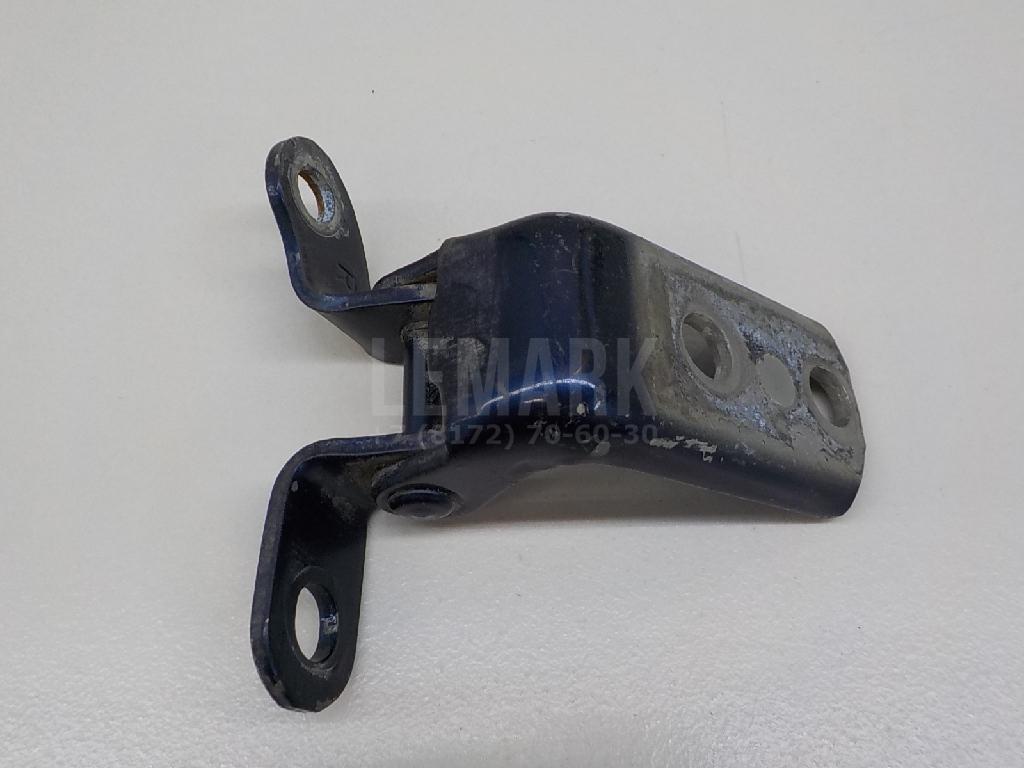 Петля двери задней правой нижняя 6877002060 Toyota
