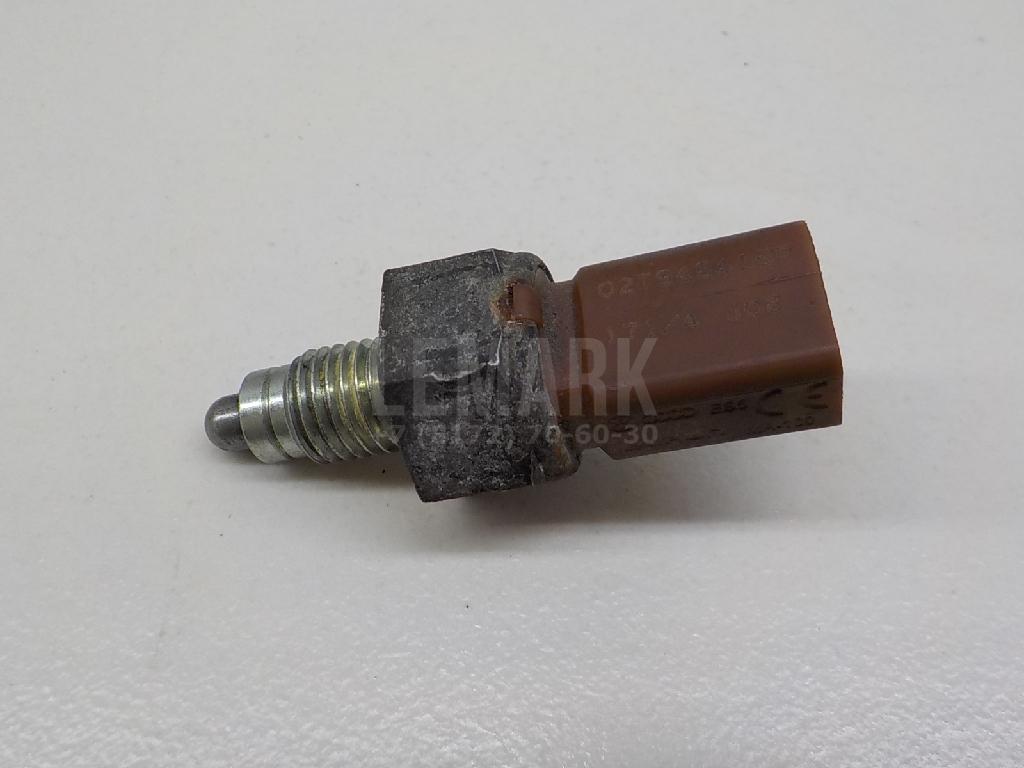 Датчик включения заднего хода 02T945415P VAG