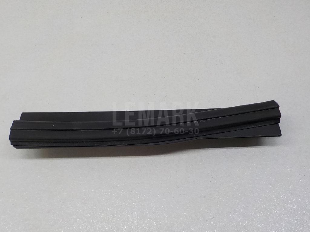 Уплотнитель капота 65810JG000 Nissan