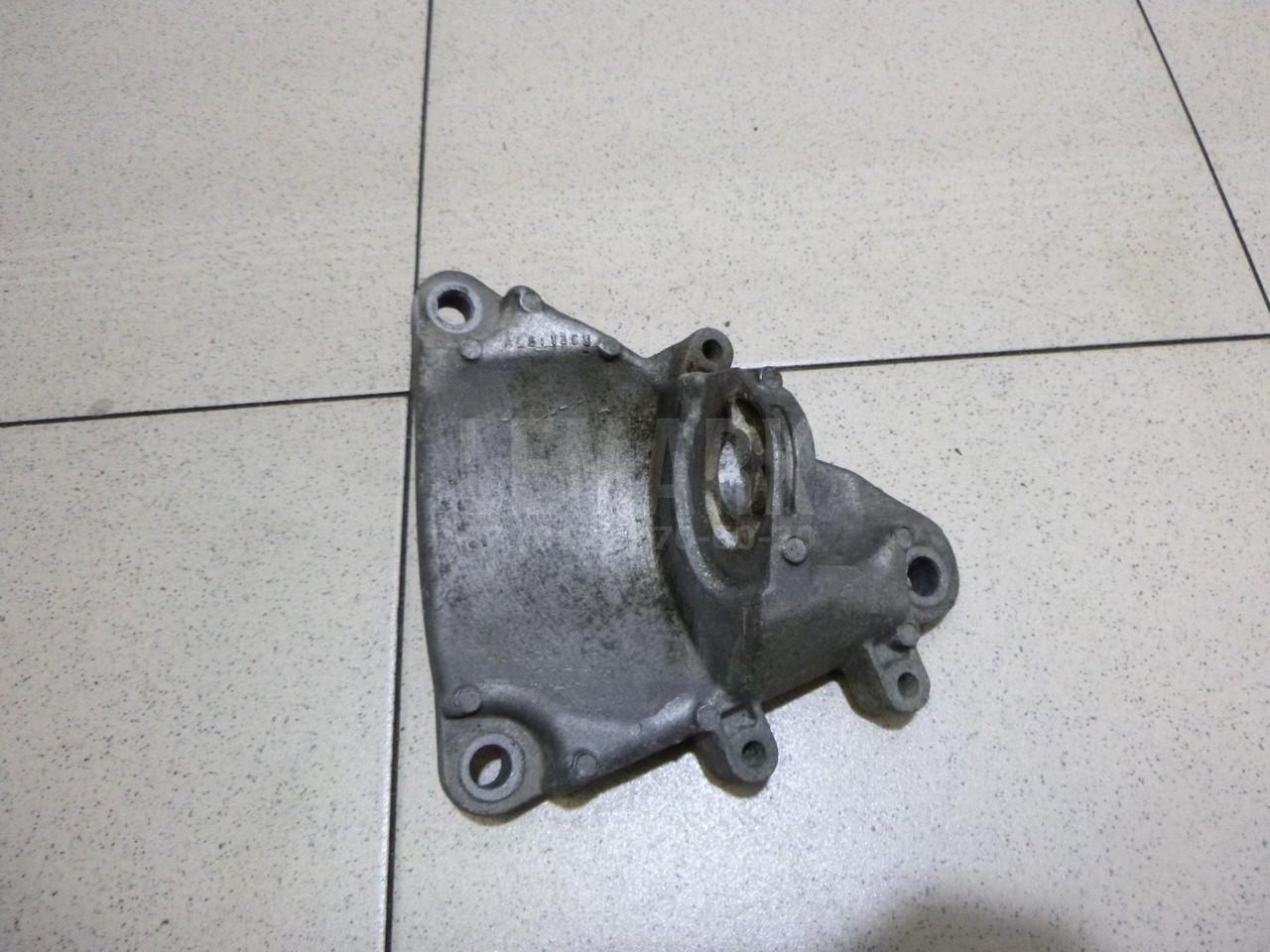 Кронштейн КПП правый 8D0399114S VAG