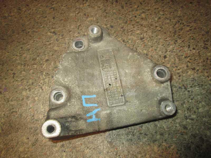 Кронштейн кондиционера 90529603 GM