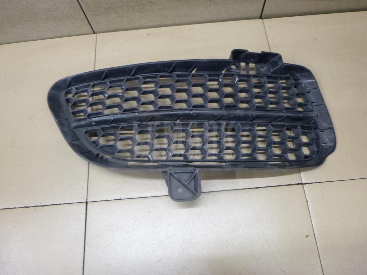 Решетка в бампер правая 7L6853666B VAG