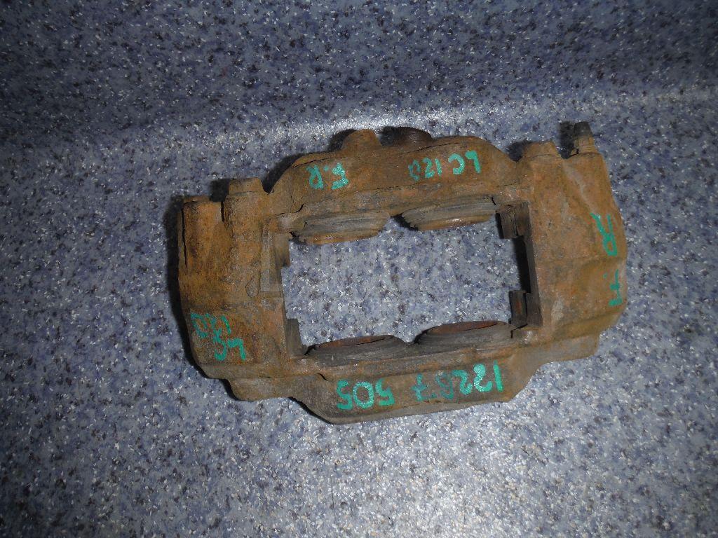 Суппорт тормозной передний правый 4773060130 Toyota