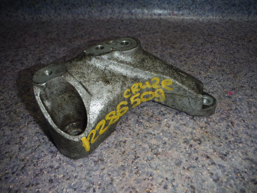 Кронштейн КПП левый 13248573 GM