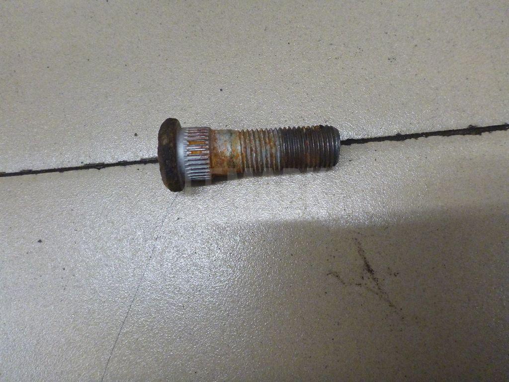 Шпилька колеса 4322270T00 Nissan