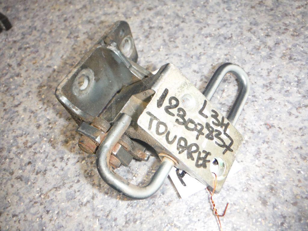 Петля двери задней левой нижняя 7L0833411 VAG