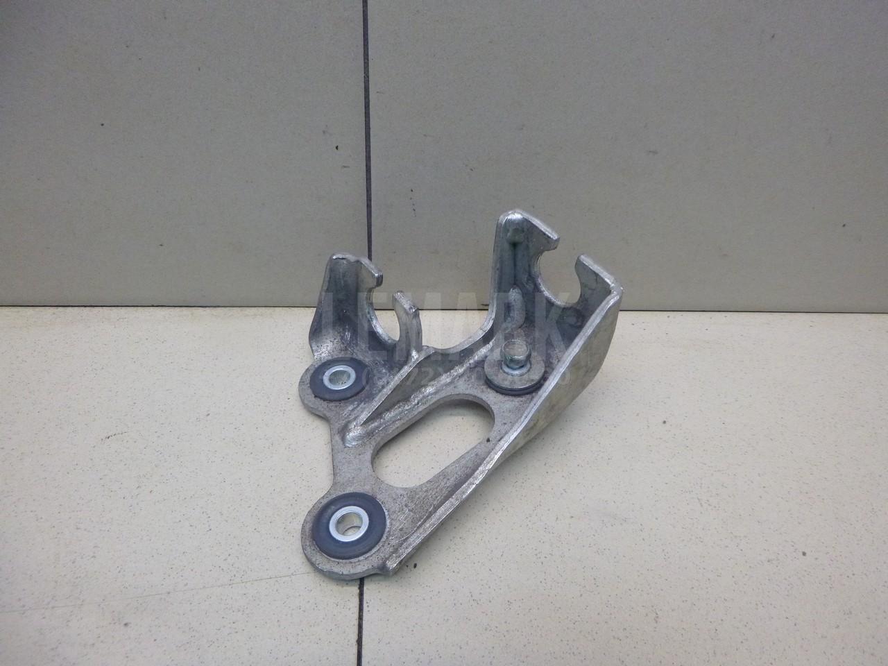 Кронштейн крепления троса КПП 335A042010 Toyota