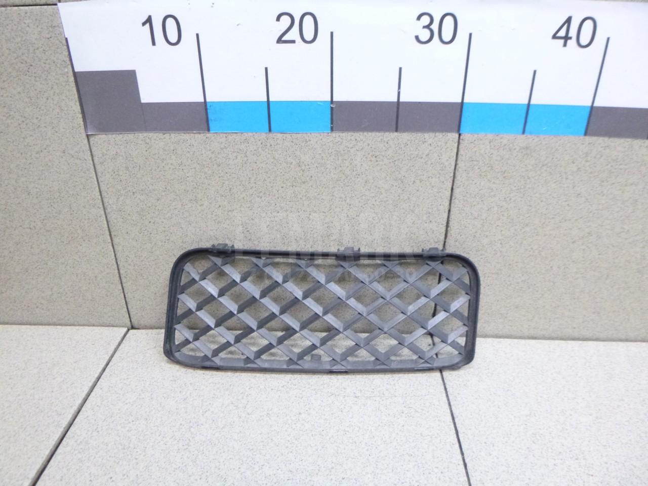 Решетка в бампер правая 7L68536779B9 VAG