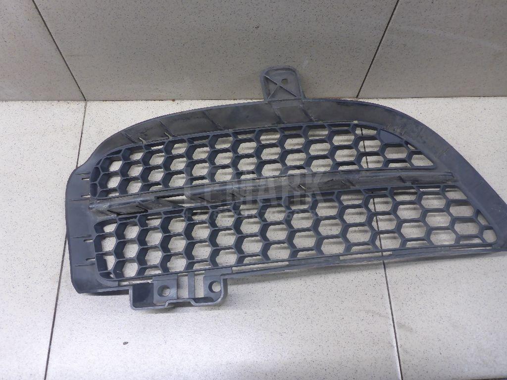 Решетка в бампер правая 7L6853666B VAG