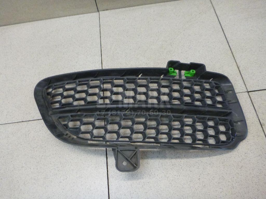 Решетка в бампер правая 7L6853666B VAG