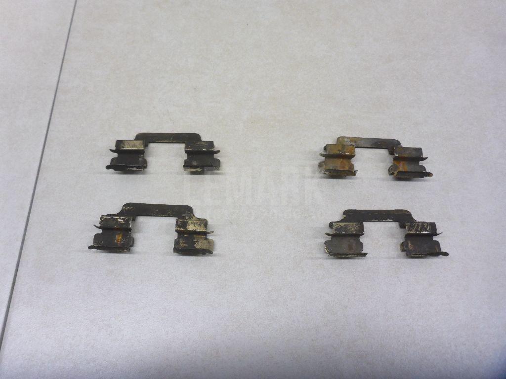 Установочный к-кт передних колодок 440832032R Renault