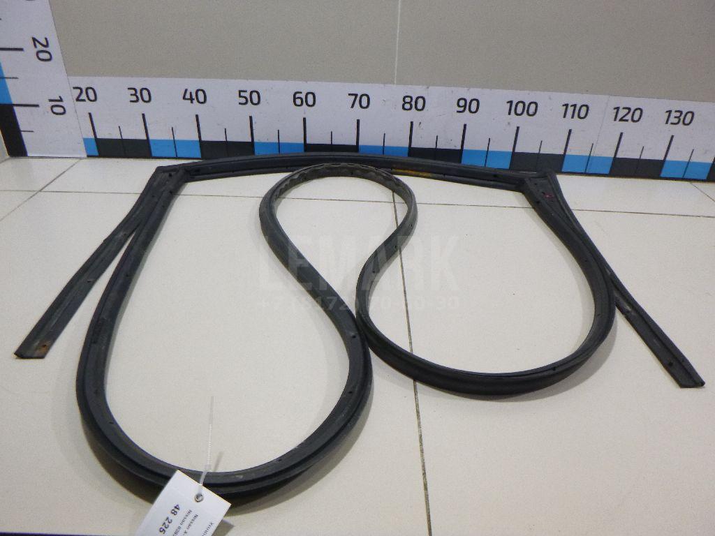 Уплотнитель двери 82830JG01A Nissan