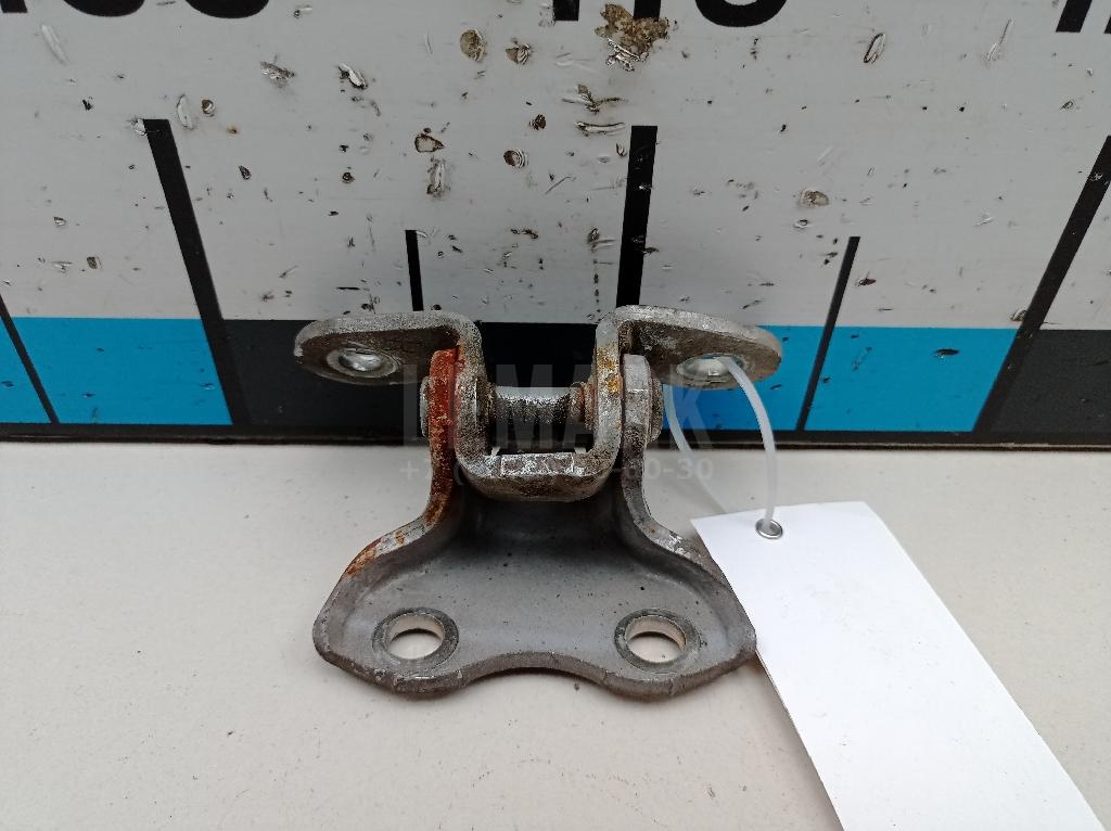Петля двери передней правой нижняя 6873012120 Toyota