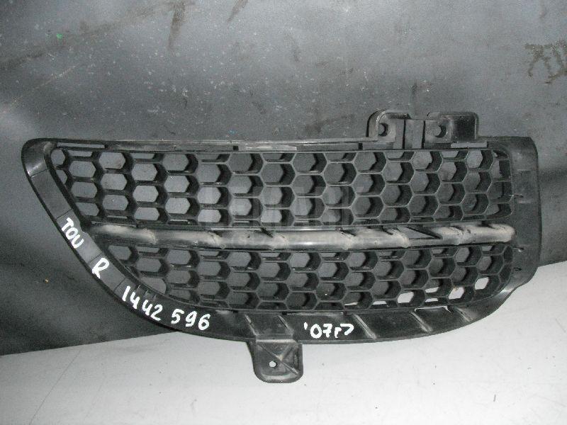 Решетка в бампер правая 7L6853666B VAG