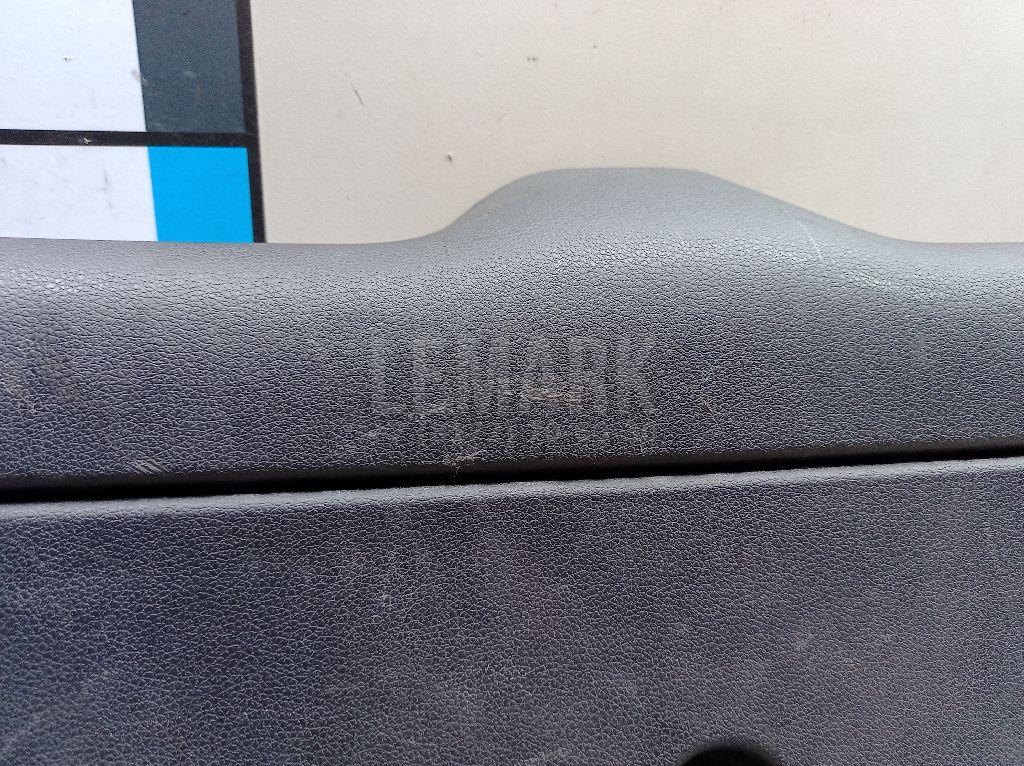 Обшивка двери багажника