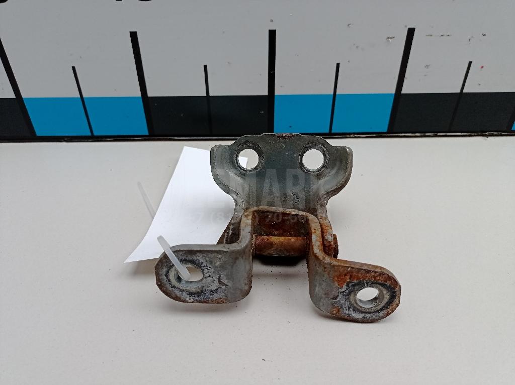 Петля двери передней правой нижняя 687300D030 Toyota