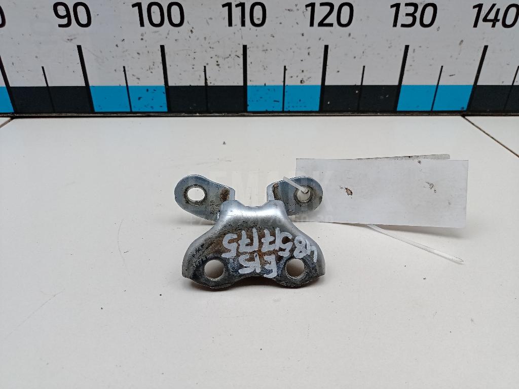 Петля двери передней правой нижняя 6873012120 Toyota