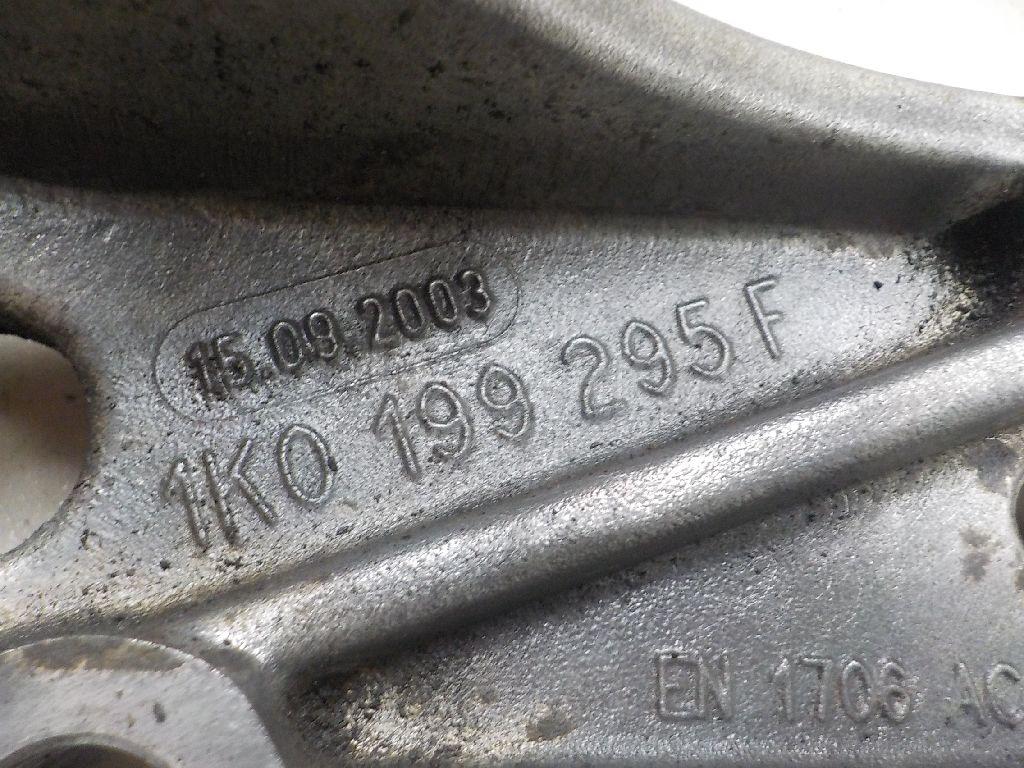 Кронштейн переднего рычага для  Audi