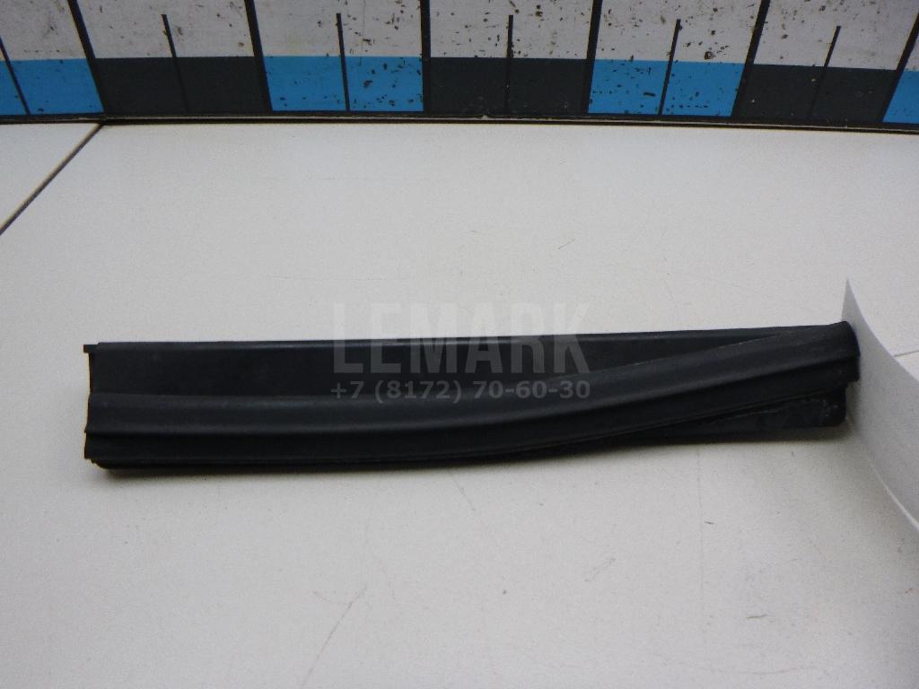 Уплотнитель капота 65810JG000 Nissan