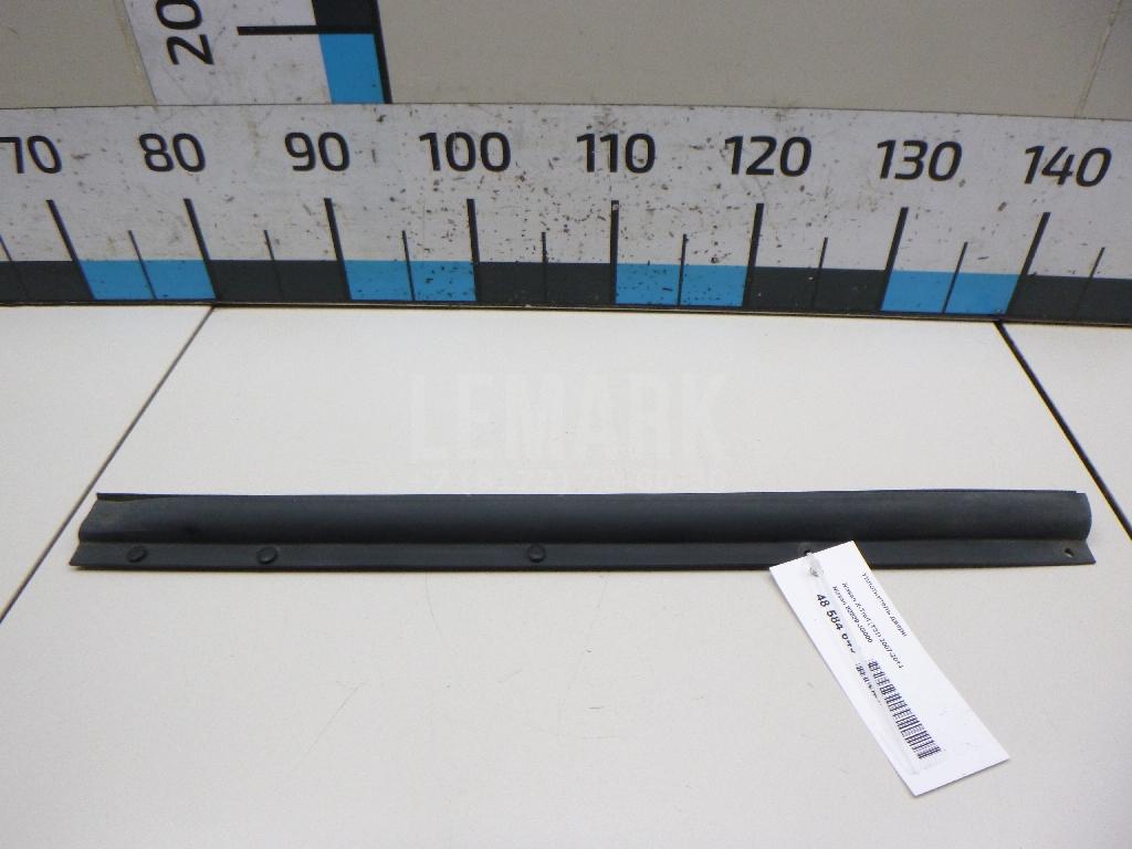 Уплотнитель двери 82839JG000 Nissan