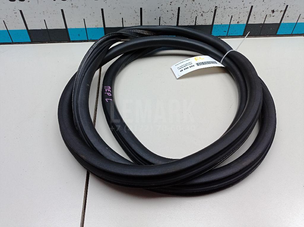 Уплотнитель двери 5K4867911C9B9 VAG