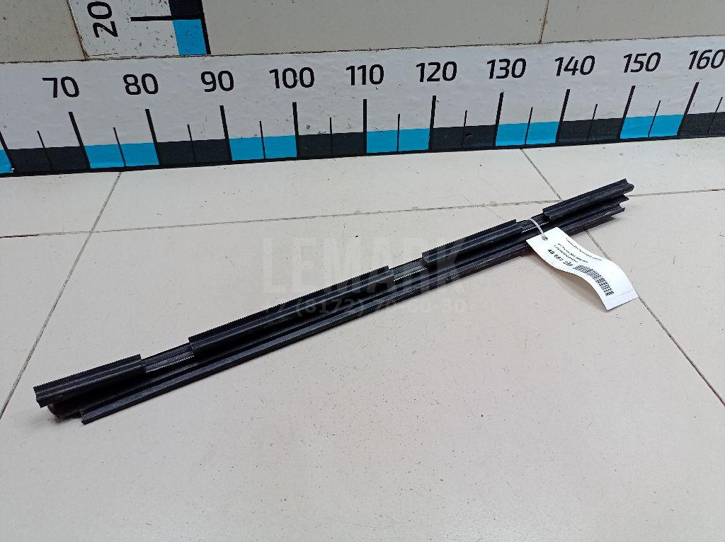 Уплотнитель стекла двери 3B0839471CB41 VAG