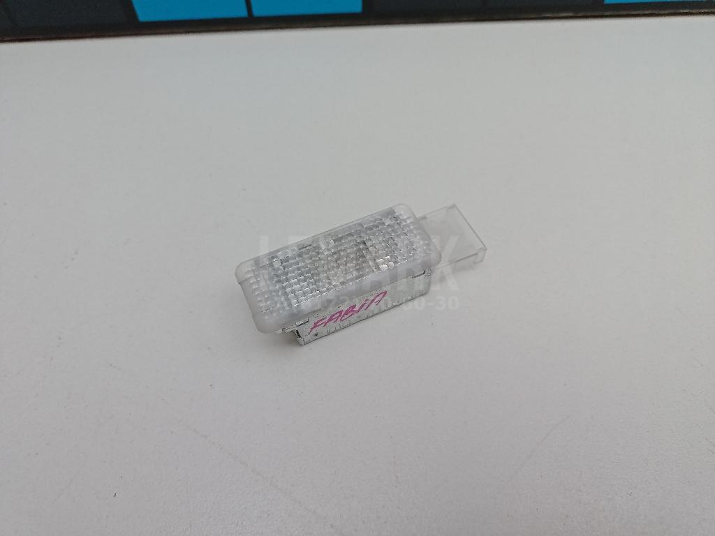 Плафон салонный 6L0947415 VAG