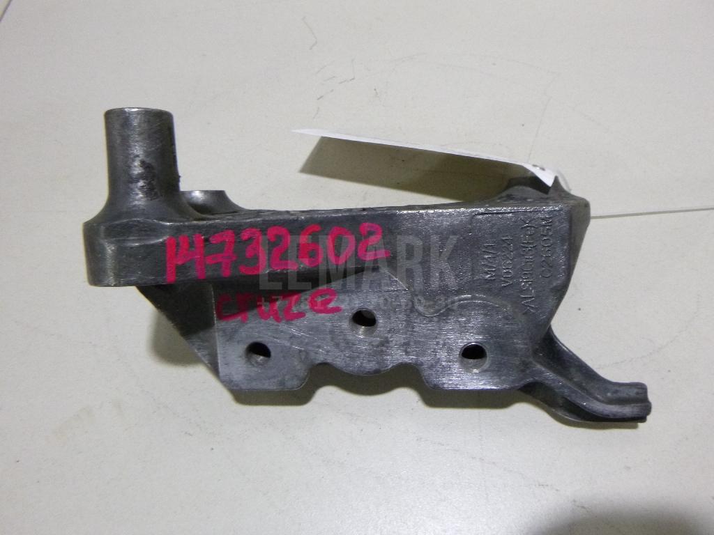 Кронштейн двигателя правый 13248507 GM