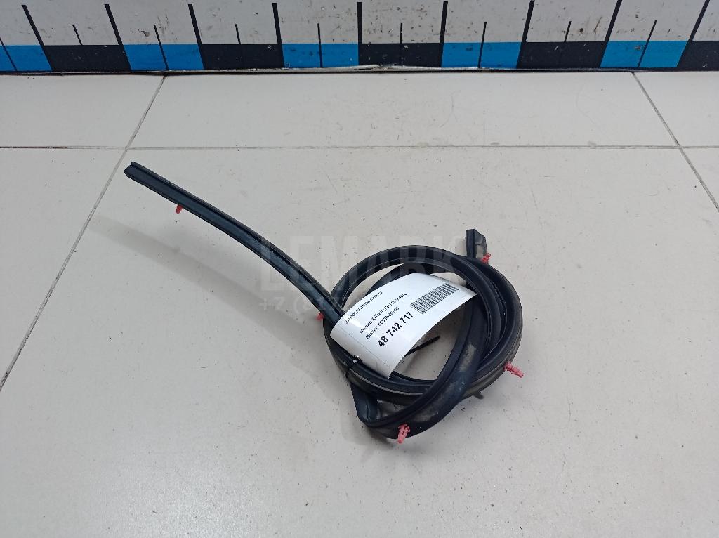 Уплотнитель капота 66830JG000 Nissan
