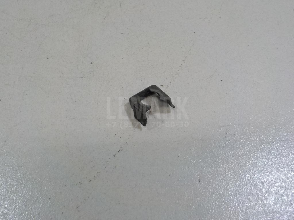 Крепеж форсунки 06A133047A VAG