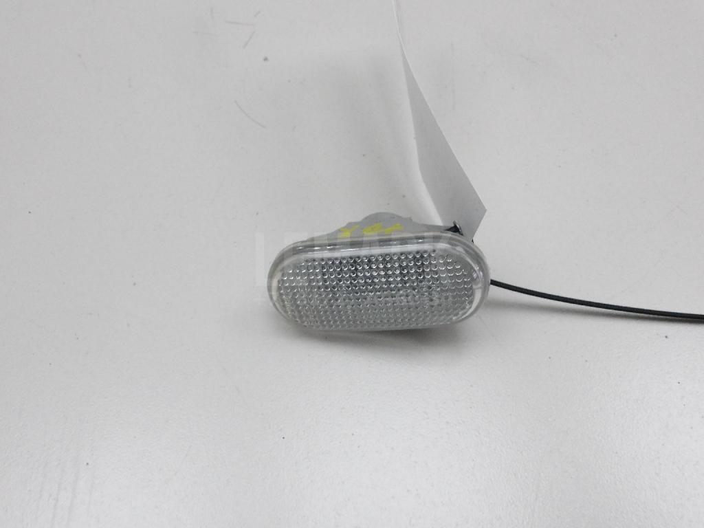 Повторитель на крыло белый 26160AX00A Nissan