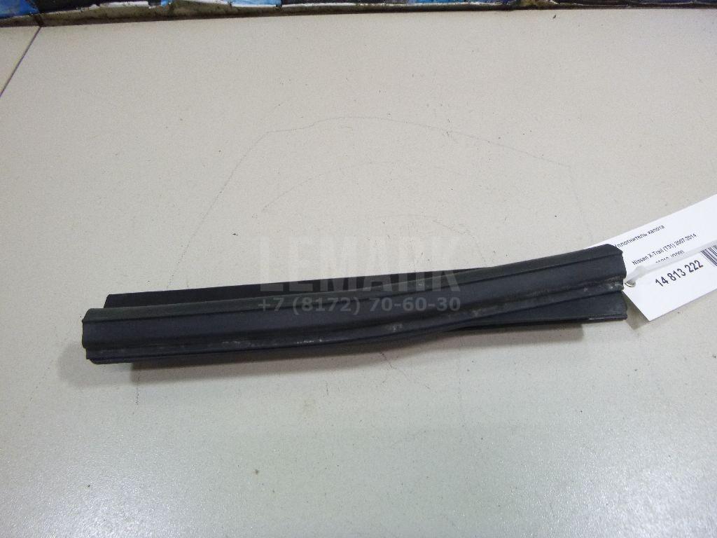 Уплотнитель капота 65810JG000 Nissan